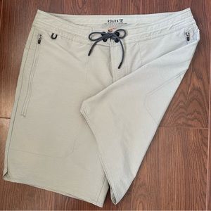 Roark Layover Men’s Shorts 32 Khaki Green EUC Hybrid Boardshorts